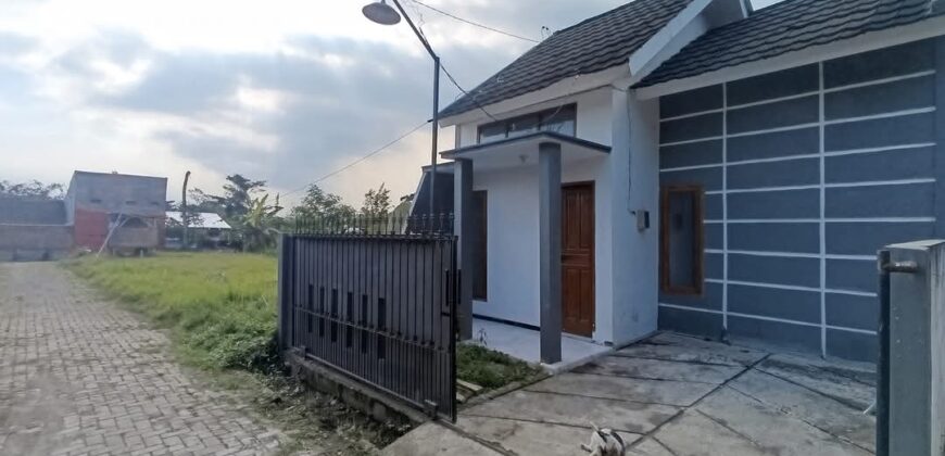 Jual rumah di Perumahan De Cassablanca Cemorokandang Malang