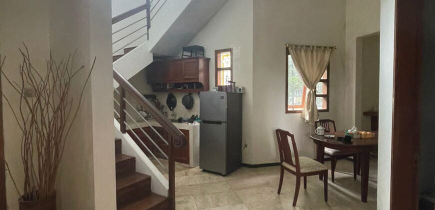 Homestay Villa dijual di Jalan Abdul Gani kota Batu dekat Musium Angkut dan Aston Hotel