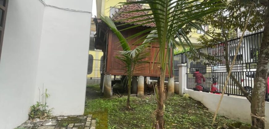 Homestay Villa dijual di Jalan Abdul Gani kota Batu dekat Musium Angkut dan Aston Hotel
